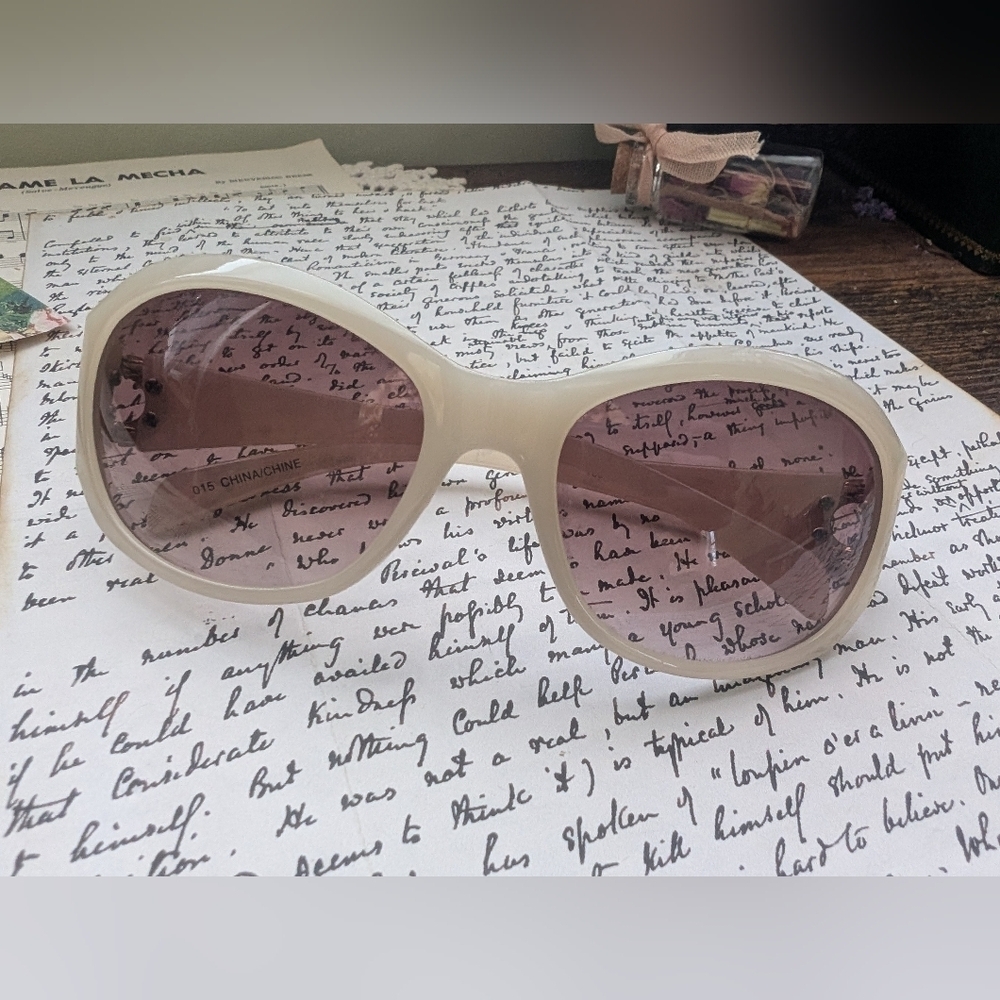 Retro Looking Chic Cream Sunglasses
